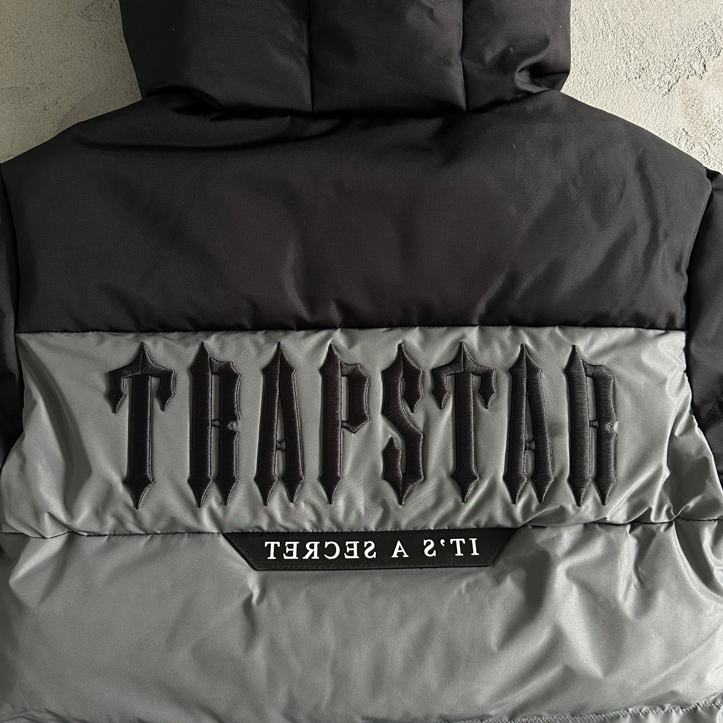 Trapstar Decoded Arch Puffer Jacket Black Gray